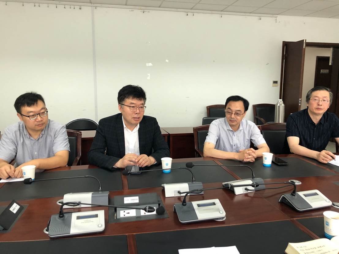 桌子上放着笔记本电脑的一群人描述已自动生成