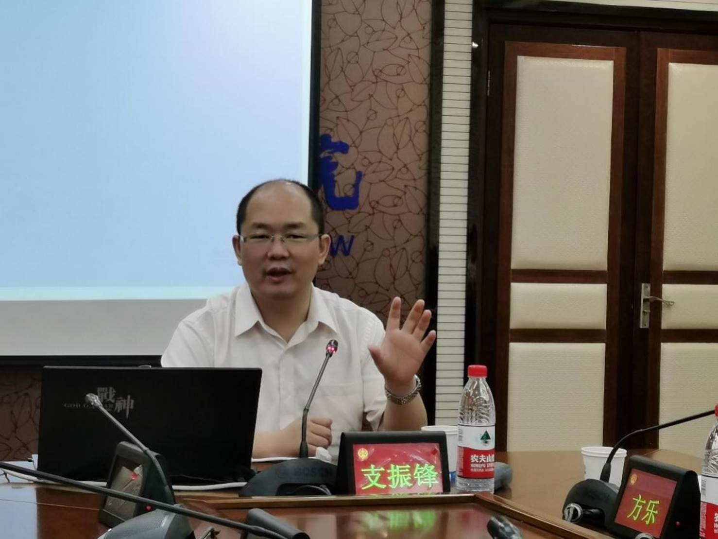 人在玩电脑中度可信度描述已自动生成