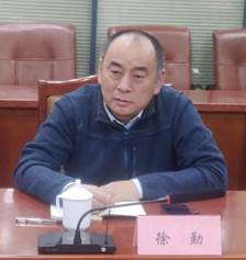 桌子前坐着穿蓝色衣服的男子低可信度描述已自动生成